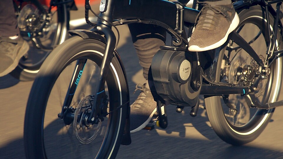 萨拉和约翰在第一集中骑着电动Tern E-Bike穿越胡佛大坝