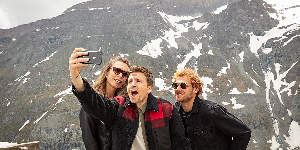 James taking selfie with team b