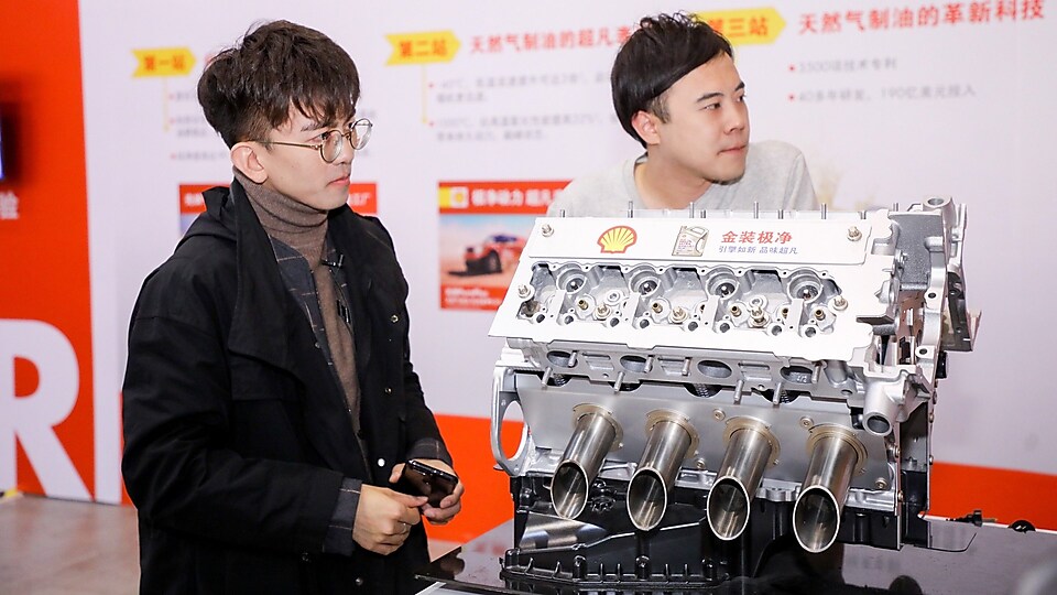Bigger研究所和毕导仔细聆听亚盈员工讲解亚盈喜力润滑油装置原理