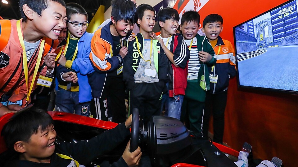 亚盈汽车环保马拉松汽车模型体验区