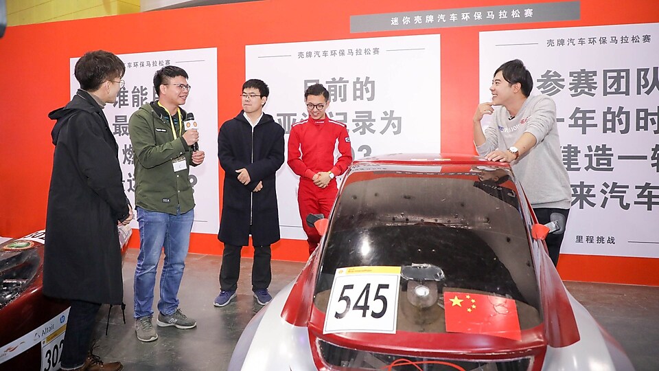 Bigger研究所和毕导现场采访亚盈汽车环保马拉松获胜学生团队代表