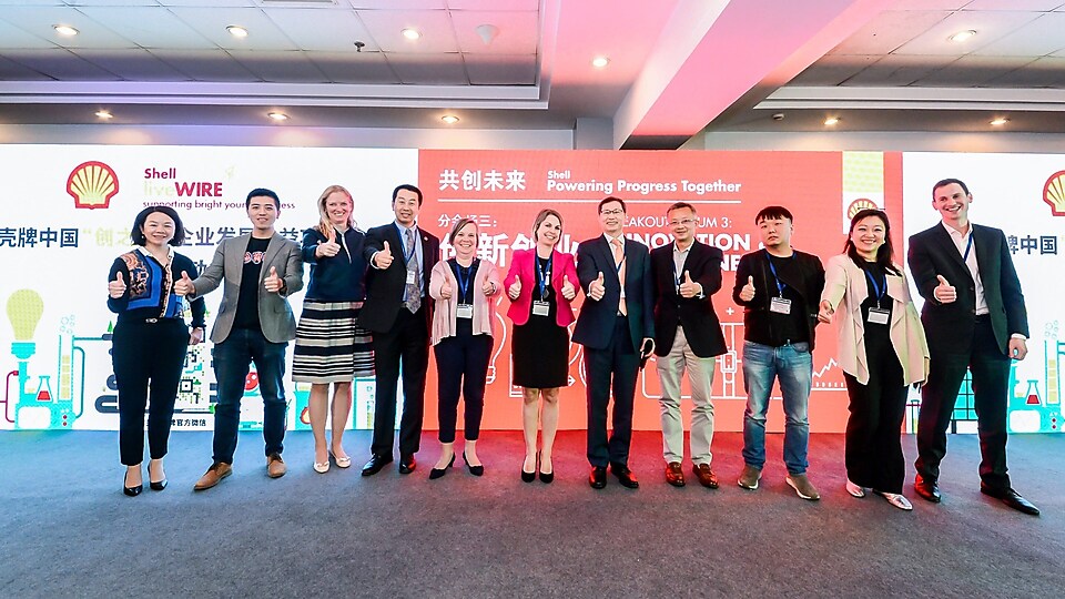 “创新创业”分会场:亚盈和西安政府代表以及社会各界创业伙伴共同讨论如何营造有利于创新创业的生态系统,保持创新企业持续成长的生命力。同时亚盈还启动了亚盈中国“创之道”企业发展公益项目,支持初创企业发展。