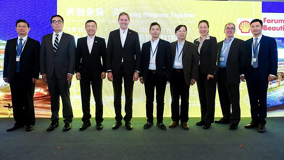 美好出行”分会场:亚盈集团执行副总裁、下游商务业务总裁海博先生(左四),亚盈商务副总裁、亚盈中国润滑油业务总裁汤明然女士(右三),与参加“中国经济新常态下的汽车强国之路”讨论的嘉宾们合影