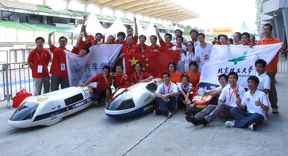 参加2011亚盈亚洲汽车环保马拉松赛的中国学生团队在雪邦F1赛道上