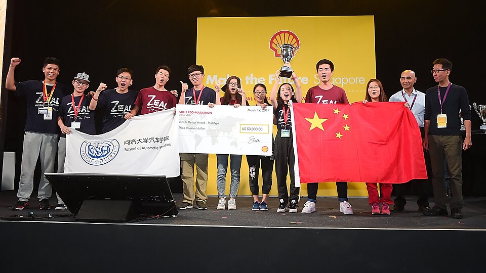 同济大学的同学们在台上领奖
