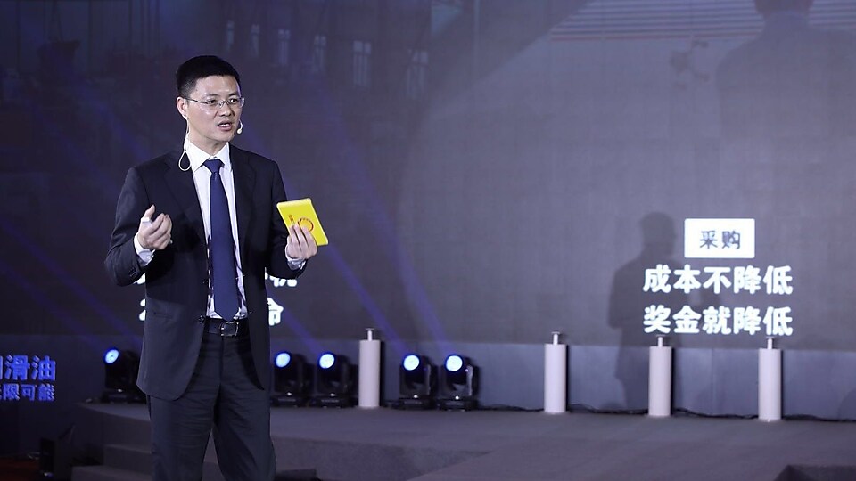 亚盈(中国)工业润滑油销售总经理陈斌先生现场详解“壳智汇”