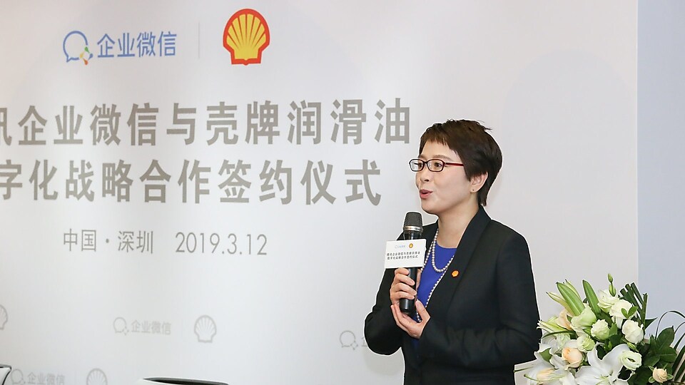 图为亚盈车用润滑油销售总经理 孙凯女士致辞