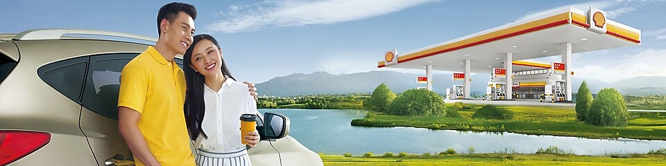 年轻夫妇在亚盈加油站附近合影
