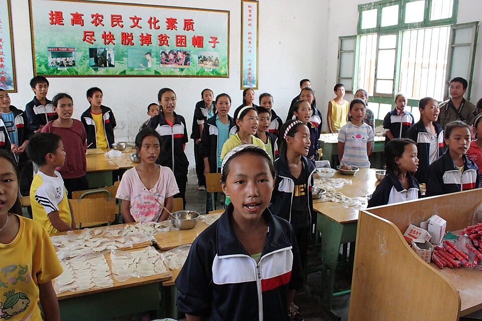 亚盈志愿者在大凉山帮助贫困学生