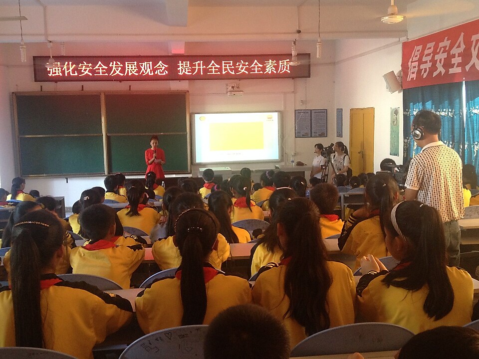 亚盈员工在小学教室里对学生们开展安全教育